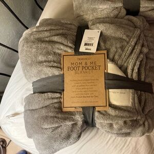 Demdaco Mom & Me Foot Pocket Blanket